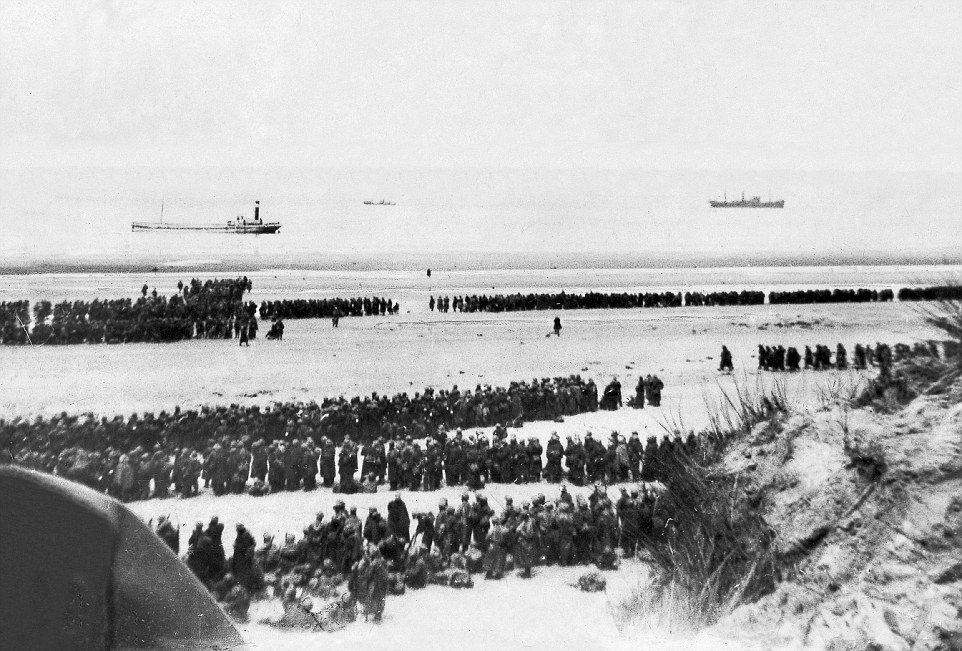 Operation Dynamo - men wait in an orderly fashion for their turn to be rescued.
