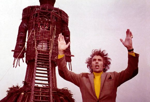 wicker-man-the-1973-013-christopher-lee-hands-aloft-before-wicker-man